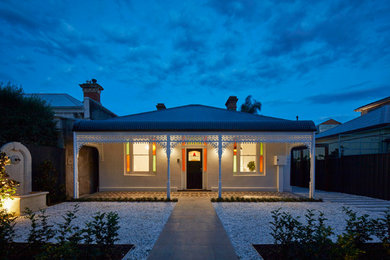 На фото: одноэтажный, белый дом среднего размера в классическом стиле с облицовкой из цементной штукатурки и вальмовой крышей