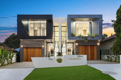 Ejemplo de fachada de casa bifamiliar gris contemporánea de dos plantas con revestimiento de hormigón y tejado plano
