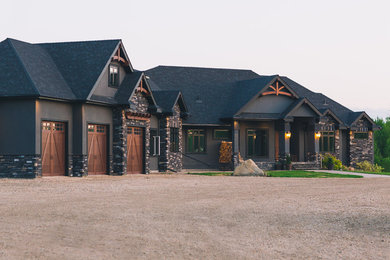 Modelo de fachada de casa gris rústica grande de dos plantas con revestimiento de estuco, tejado a cuatro aguas y tejado de teja de madera