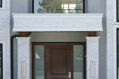 Modelo de fachada de casa blanca clásica renovada grande de dos plantas con revestimiento de piedra, tejado a dos aguas y tejado de teja de madera