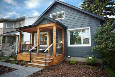 Klassisches Einfamilienhaus mit Faserzement-Fassade, blauer Fassadenfarbe und Schindeldach in Edmonton