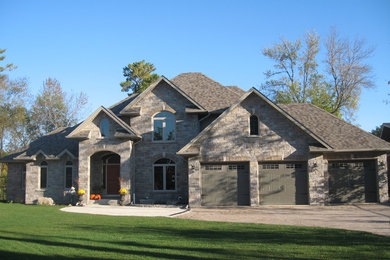 Exemple d'une façade de maison chic.