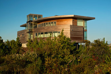 Идея дизайна: огромный, трехэтажный, деревянный, коричневый дом в стиле модернизм с плоской крышей