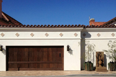 Diseño de fachada beige mediterránea grande de una planta con revestimiento de estuco y tejado plano