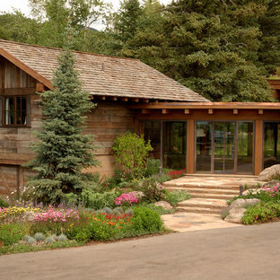 Idee per la facciata di una casa rustica con rivestimento in legno