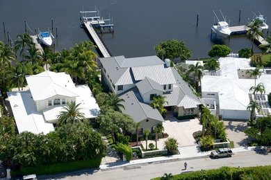 マイアミにある地中海スタイルのおしゃれな大きな家 (漆喰サイディング、緑の外壁) の写真