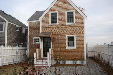 Diseño de fachada de casa marrón clásica de tamaño medio de dos plantas con revestimiento de madera, tejado a dos aguas y tejado de teja de madera