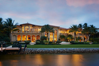 マイアミにある巨大な地中海スタイルのおしゃれな家の外観の写真
