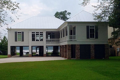 Diseño de fachada de casa blanca clásica grande de dos plantas con revestimiento de vinilo y tejado a cuatro aguas