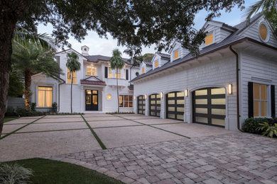 Zweistöckiges Klassisches Einfamilienhaus mit weißer Fassadenfarbe in Miami