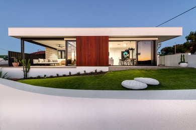 Foto della villa bianca contemporanea a un piano di medie dimensioni con rivestimento in legno e tetto piano
