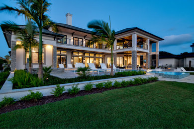 マイアミにあるラグジュアリーな巨大なコンテンポラリースタイルのおしゃれな家の外観 (漆喰サイディング) の写真