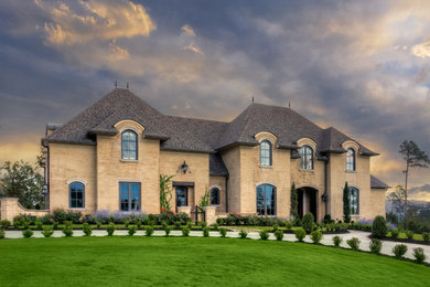 Großes, Zweistöckiges Klassisches Einfamilienhaus mit Backsteinfassade, beiger Fassadenfarbe und Schindeldach in Little Rock