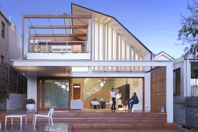 Großes, Zweistöckiges Modernes Haus mit Blechdach, weißer Fassadenfarbe und Halbwalmdach in Sydney