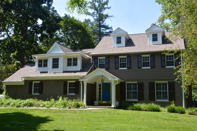 Diseño de fachada de casa multicolor tradicional grande de dos plantas con revestimientos combinados, tejado a dos aguas y tejado de teja de madera