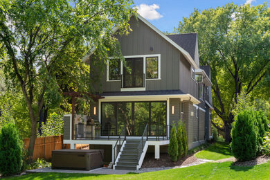 Mittelgroßes, Zweistöckiges Modernes Einfamilienhaus mit Mix-Fassade, grauer Fassadenfarbe, Schindeldach und schwarzem Dach in Minneapolis