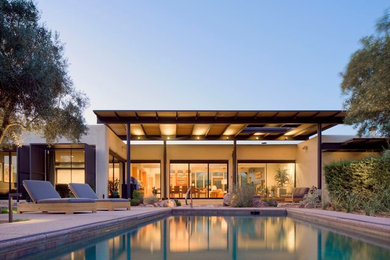 Einstöckiges, Großes Modernes Einfamilienhaus mit Putzfassade, weißer Fassadenfarbe und Flachdach in Phoenix