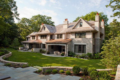 Esempio della facciata di una casa ampia beige american style a tre piani con rivestimenti misti
