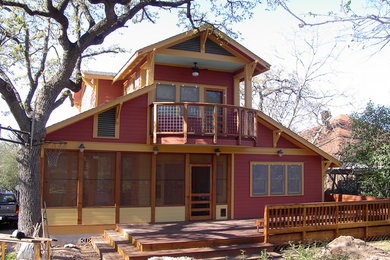Foto de fachada de casa roja de estilo americano de tamaño medio de dos plantas con revestimiento de madera y tejado a dos aguas