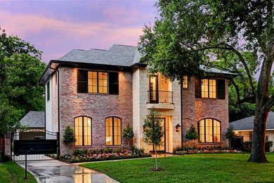 ヒューストンにあるトラディショナルスタイルのおしゃれな家の外観の写真