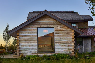 Exemple d'une façade de maison en bois.