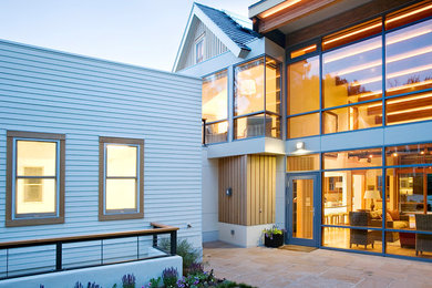 Стильный дизайн: большой, двухэтажный, бежевый частный загородный дом в стиле модернизм с комбинированной облицовкой - последний тренд