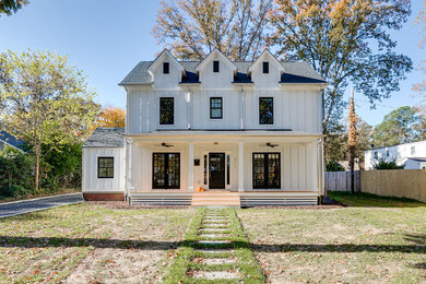 Cette photo montre une grande façade de maison blanche nature à deux étages et plus avec un revêtement mixte.