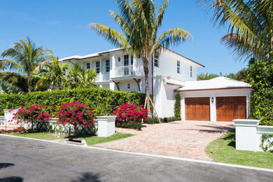 マイアミにあるトランジショナルスタイルのおしゃれな家の外観の写真