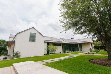 Foto de fachada de casa blanca minimalista grande de dos plantas con revestimientos combinados, tejado a dos aguas y tejado de metal