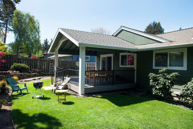 Diseño de fachada de casa verde de estilo americano grande de dos plantas con revestimiento de vinilo, tejado a dos aguas y tejado de teja de madera