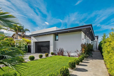Großes Modernes Haus mit Betonfassade und weißer Fassadenfarbe in Los Angeles