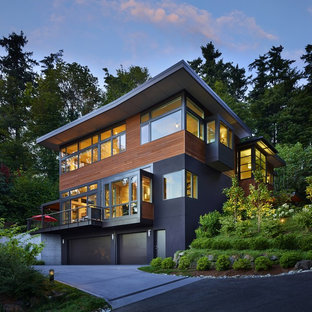 Idées déco pour une grand façade de maison multicolore contemporaine à deux étages et plus avec un toit plat et un toit végétal.