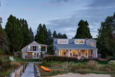 Diseño de fachada de casa gris contemporánea grande de dos plantas con revestimiento de madera, tejado de un solo tendido y tejado de teja de madera