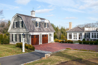 Modelo de fachada gris clásica renovada grande de dos plantas con revestimiento de vinilo y tejado a doble faldón