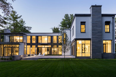 Idee per la facciata di una casa grande bianca moderna a due piani con rivestimenti misti
