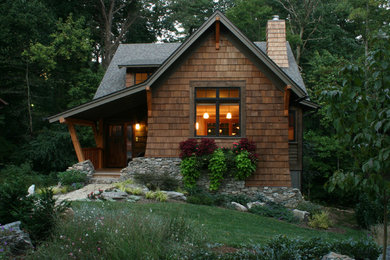 Foto de fachada marrón rústica pequeña de dos plantas con revestimiento de madera y tejado a dos aguas