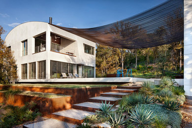 Ejemplo de fachada de casa beige contemporánea de tamaño medio de dos plantas con revestimiento de estuco
