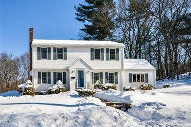 ボストンにある高級なトラディショナルスタイルのおしゃれな白い家 (ビニールサイディング) の写真