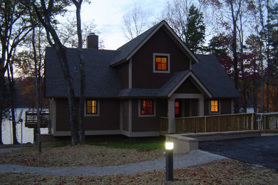 Свежая идея для дизайна: двухэтажный, коричневый дом среднего размера в классическом стиле с облицовкой из ЦСП - отличное фото интерьера