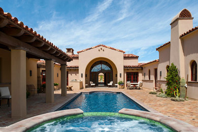 フェニックスにある地中海スタイルのおしゃれな家の外観 (漆喰サイディング) の写真