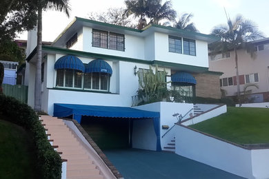 ロサンゼルスにある低価格の中くらいなモダンスタイルのおしゃれな家の外観 (漆喰サイディング) の写真