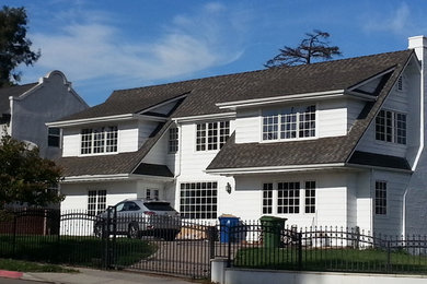 ロサンゼルスにあるお手頃価格のトラディショナルスタイルのおしゃれな家の外観 (ビニールサイディング) の写真