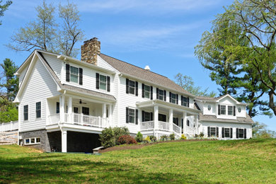 Modelo de fachada de casa blanca de estilo de casa de campo grande de tres plantas