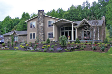 Foto de fachada de casa beige clásica grande de dos plantas con revestimientos combinados, tejado a dos aguas y tejado de teja de madera