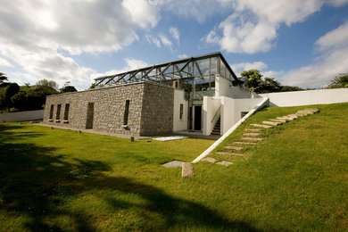 Aménagement d'une façade de maison contemporaine.