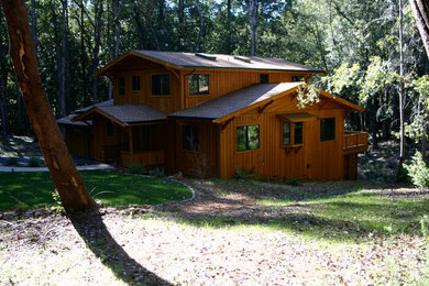 Modelo de fachada de casa marrón de estilo americano grande de dos plantas con revestimiento de madera, tejado a dos aguas y tejado de teja de madera