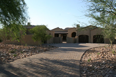 Mittelgroßes, Einstöckiges Mediterranes Einfamilienhaus mit Putzfassade, beiger Fassadenfarbe, Satteldach und Ziegeldach in Phoenix