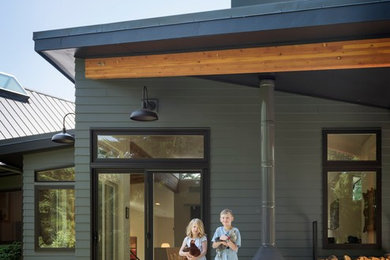 シアトルにある中くらいなトランジショナルスタイルのおしゃれな家の外観 (コンクリート繊維板サイディング) の写真