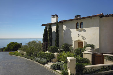 Foto de fachada mediterránea de dos plantas