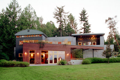 Diseño de fachada de casa gris minimalista grande de dos plantas con revestimientos combinados, tejado plano y tejado de metal
